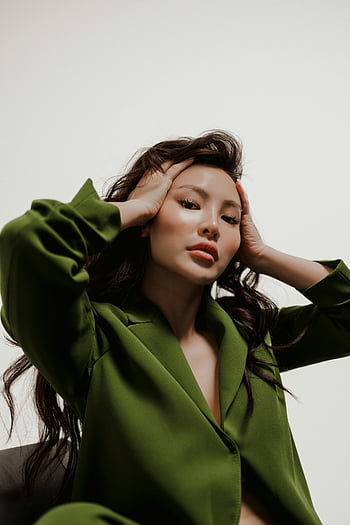 modell i grön blus, porträtt av kvinna, långt hår, Grön blus, modern modefotografi, graciös ställning, modell, studio porträtt, modernt mode, Snygg outfit, elegant ställning