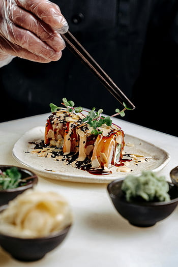 พ่อครัว, ตะเกียบ, ซูชิโรล, ซูชิรสเลิศ, การชุบ, ตกแต่ง, ร้านอาหาร, ใกล้ชิด, Microgreens, เมล็ดงา, วาซาบิ