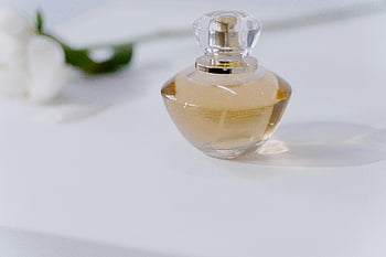 bottiglia di profumo in vetro trasparente, tavolo bianco minimalista, Fragranza elegante, chiara bottiglia di profumo, tavolo bianco, design minimalista, bottiglia elegante, bottiglia di profumo, bottiglia di vetro, sfondo bianco, profumo