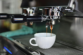 eszpresszógép, fehér kerámia bögre, barna folyadék, kávé öntés, barista művészet, koffein szerelmesei, közeli fotó, fényes kávéfőző, fehér csésze, eszpresszó öntés, kávéautómata