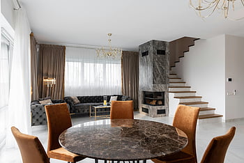 Současný obývací pokoj, moderní nábytek, mramorový krb, Stylový interiér, jídelní stůl, schodiště, lustr, design obývacího pokoje, Vzhled interiéru, moderní byt, mramorový stůl