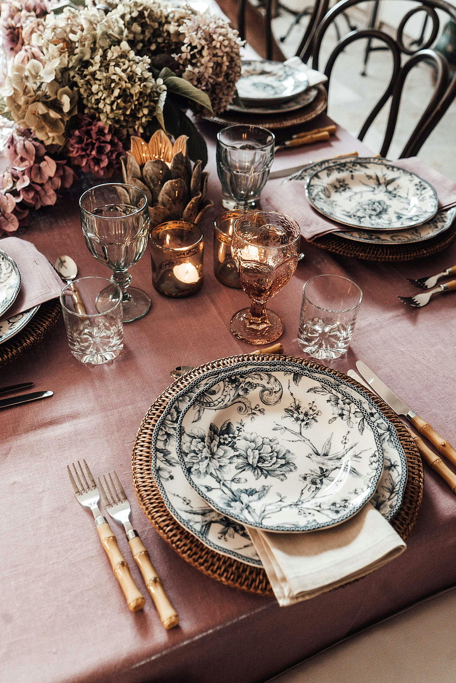 Elegantní jídelní stůl, Nastavení květinového stolu, hořící svíčky, porcelánové desky, vinobraní výzdoba, formální událost, nádobí, květinové dekorace, Elegantní stůl, večeře nastavení, vintage nádobí