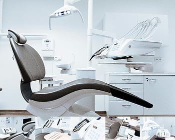 zubní křeslo, zubařské vybavení, Moderní zubní klinika, Čisté klinické nastavení, dentální interiér, černá a bílá židle, dentální nástroje, Dentální světlo, Zubní skříň, zubní ordinaci