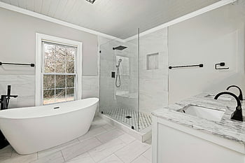 baderom, frittstående badekar, glassdusj, marmor aksenter, elegant bad, moderne bad, hvitt bad, marmor benkeplate, dusj rom, Baderomsdesign, bad innredning