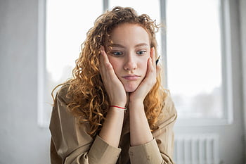 zmatená žena, pero, studovat, vnitřní pokoj, Promyšlená žena, kudrnaté vlasy, uvažování o úkolu, Vnitřní nastavení, zaměřený student, koncentrace, Vnitřní studium