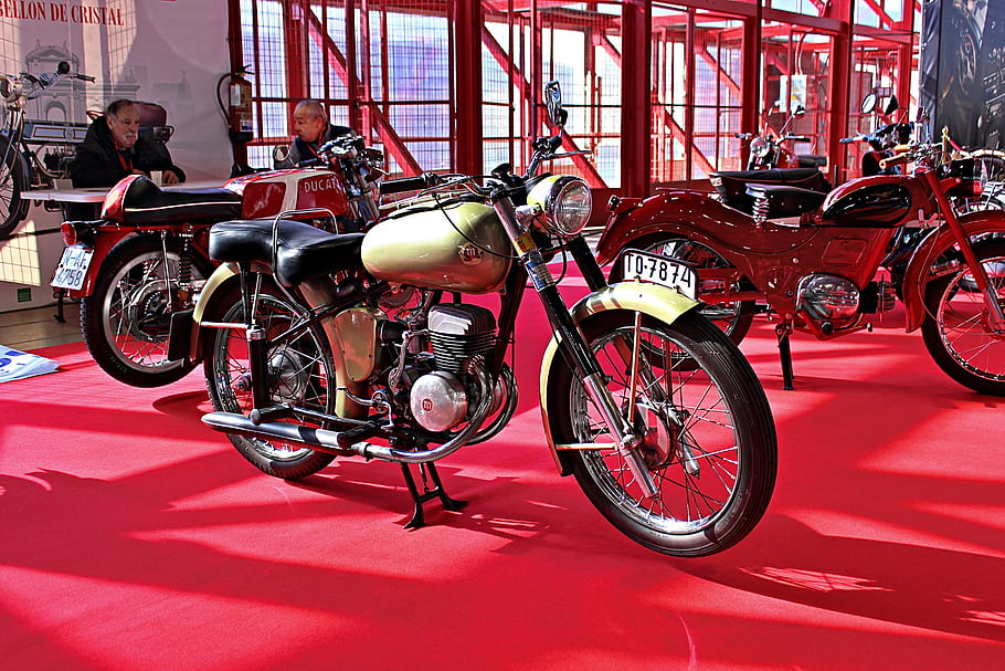Montesa Brio, 81, La Trucha, 1958, zelená barva, ročník motocyklu, červený koberec, výstava, klasické kolo, Unikátní barva, Pstruha barva