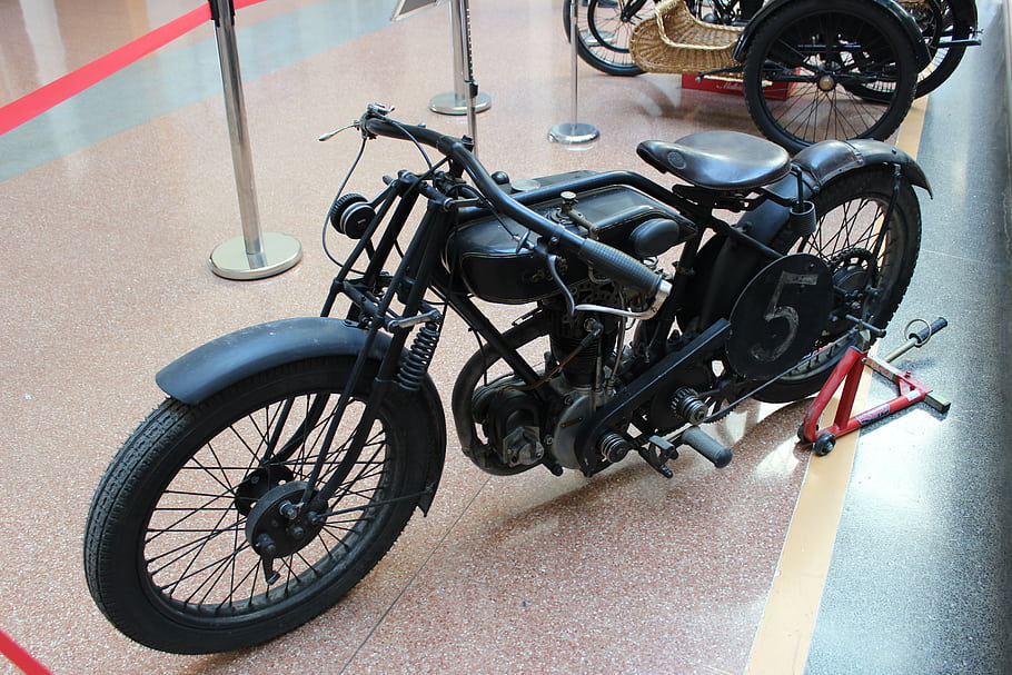 AJS Big Port, 1925 Motocykl, ročník motocyklu, klasické kolo, černý motocykl, muzejní expozice, retro kolo, historické vozidlo, starožitný motocykl, Vnitřní výstava, Číslo pět