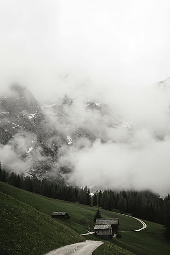 skyet dag, landsbygda, fredelig landlig scene, hytte, tåkete fjell, frodig grøntområder, svingete vei, fjellutsikt, landlig landskap, rolig natur, tåkete åser