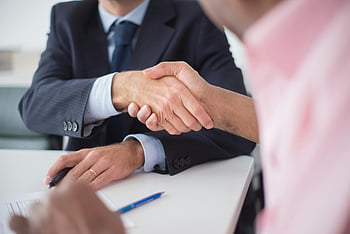 obchodní handshake, muži potřesení rukou, Kancelářské prostředí, symbol dohody, partnerství, podnikatelé, detail, profesionální setkání, obchodní dohoda, kancelářský stůl, formální oblečení