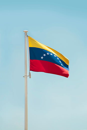 Venezuelská vlajka, stožár, jasné modré nebe, živá vlajka, vlající vlajka, venezuela, státní vlajka, venkovní scénu, vlastenecký symbol, mávání vlajkami, pozadí oblohy