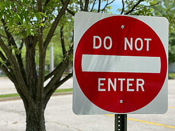 rotes und weißes Schild, Geben Sie kein Zeichen ein, Outdoor-Umgebung, Blatthintergrund, kein Eintrittsschild, Verkehrsschild, Straßenschild, Nahaufnahmefoto, Warnschild, Verbotsschild