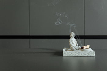 Burning Palo Santo, socha Buddhy, jemný kouř, Mírové prostředí, uklidňující Buddha, Palo Santo Burning, klidné prostředí, duchovní atmosféra, meditační prostor, aromatický kouř, bílý buddha