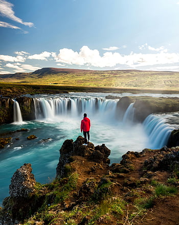 Godafoss vodopád, Island, muž těší pohled, dechberoucí výhled, godafoss, vodopád, Islandské cestování, scénické krajiny, venkovní dobrodružství, fotografování přírody, cestovní fotografie