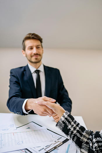 business håndtryk, kontor møde, Professionel håndtryk, forretningsmand, klient, skrivebord, dragt, formel påklædning, forretningsmøde, Kontormiljø, Håndtryk aftale