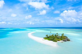 ilha das maldivas, céu azul nublado, águas turquesas claras, beleza serena, Ilha isolada, Paraíso Tropical, praia de areia branca, Palmeiras, vista do oceano, Destino de viagem, local de férias