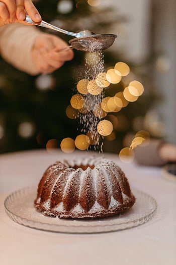 chokoladekage, flormelis, festlig kage, Bokeh -baggrund, Holiday Feel, klar glasskål, lækker kage, drysset kage, Varm ferie, bundt kage, Dessertpræsentation
