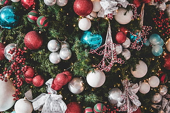 Noel baubles, şenlikli Noel ağacı, renkli süsler, parlayan ışıklar, tatil dekorasyonu, Noel süsleri, yılbaşı ağacı süsleri, Tatil İlhamı, noel ağacı ışıkları, şenlikli süslemeler