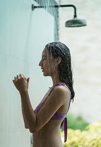 venkovní sprcha, štíhlá mladá dáma, plavky, bikiny, osvěžující sprcha, slunečný den, boční pohled, žena, slunečního světla, fialové bikiny, Mokré vlasy