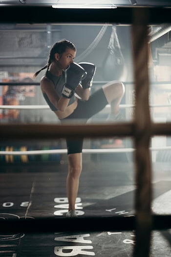 kickboxování, tělocvična, odhodlaná žena, Zaměřený postoj, boxovací rukavice, výcvik, zdatnost, sport, boxovací ring, cvičení, atletický