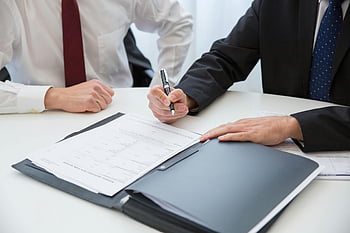 Geschäftstreffen, Vertragsunterzeichnung, Profis, Büro, Schwarzer Anzug, Stift, Unterlagen, Tabelle, formelle Kleidung, Zwischenablage, Geschäftsleute
