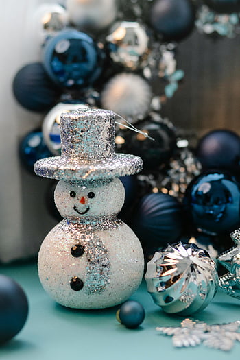 sneeuwman, kerst versiering, Blauwe ornamenten, zilveren ornamenten, glinsterende sneeuwpop, kerstversieringen, vakantie decor, feestelijke decoraties, binnen kerstscène, winter decor, Kerst kamer