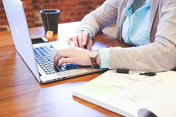 žena psaní, laptop, knih, čaj, Pohodlné nastavení vnitřního, macbook, stůl, studijní prostředí, pracovního prostoru, produktivita, Příležitostná práce