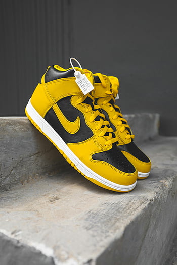 sepatu hitam dan kuning, sepatu kets kuning dan hitam, sepatu kets tinggi atas, Tag yang terlihat, langkah konkret, pakaian jalan, mode, alas kaki, cara tradisional, nike, pakaian olahraga