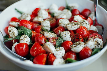 ovocný salát, bílá keramická mísa, cherry rajčata, Mozzarella Balls, čerstvé bylinky, zdravé jídlo, Vegetariánské jídlo, salátové přísady, barevný salát, mísa salátu, čerstvá zelenina