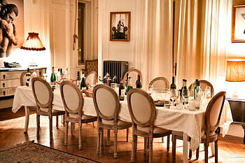 jídelna, Luxusní nastavení, hnědé židle, jídelní stoly, lahví, brýle, večeře s oslavou, Elegantní výzdoba, teplé osvětlení, prastarý styl, nastavení tabulky