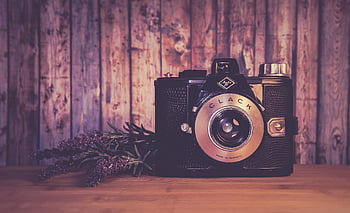 kamera vintage, Kamera Clack Hitam, latar belakang kayu pedesaan, nostalgia, bunga-bunga, fotografi retro, kamera antik, kamera klasik, fotografi vintage, latar belakang kayu, karangan bunga