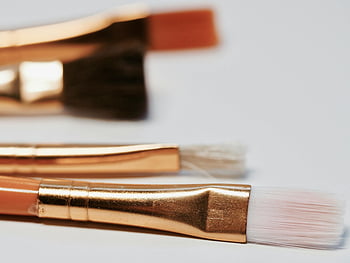 hnědý make-up štětce, Fotografie selektivního zaměření, mosazné objímky, dřevěný stůl, umělecké projekty, projekty, štětce, Podrobný výstřel, make-up štětce kit, detailní fotografie, Umělecké nástroje