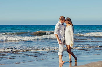 beso romántico, playa soleada, Pareja, aguas del océano, Amor junto al mar, romance de la playa, pareja de playa, beso de playa, beso del océano, escena de la playa, playa romantica