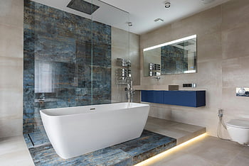 moderne bad, frittstående badekar, moderne design, elegant bad, elegant badekar, interiørdesign, bad innredning, blå fliser, Moderne inventar, minimalistisk bad, luksuriøst bad