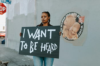 donna afroamericana, protesta, tenendo il segno, Voglio essere ascoltato, Cartello nero, Messaggio, dimostrazione di strada, giustizia sociale, attivismo, espressione pubblica, contesto urbano