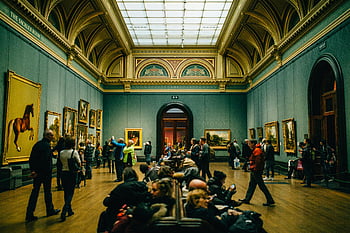 galerie umění, Lidé obdivují obrazy, dřevěná podlaha, zelené stěny, architektonické detaily, Rušná galerie, Návštěvníci v muzeu, zarámovaná umělecká díla, Vnitřní umělecký prostor, historické budovy, Kulturní místo