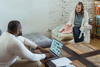 Paarkonflikt, Ernstes Gespräch, gemütliches Wohnzimmer, Beziehungsdynamik, Hausstreit, Paardiskussion, Innenumgebung, Hausargument, Beziehungsprobleme, Home -Einstellung, Paarinteraktion