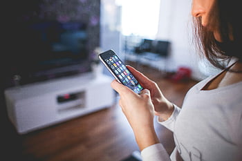 여자, 흰색 V 넥 셔츠, 우주 회색 iPhone 6, 스마트 폰, 실내의, 현대 기술, 통신, 아늑한 가정 환경, 브라우징, 소유, 앱