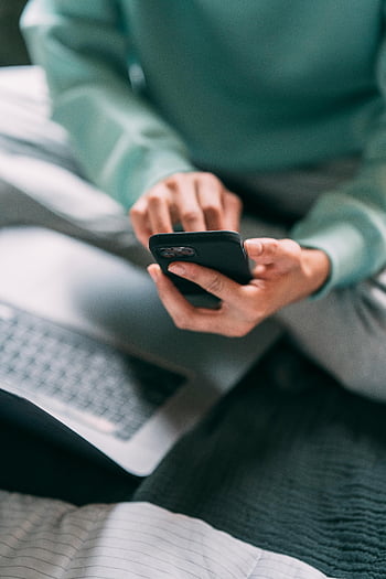 chytrý telefon, lůžko, laptop, krytý, moderní životní styl, Nepoznatelný muž, procházení, využití technologie, příležitostné nastavení, Domácí prostředí, digitální zařízení