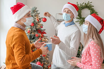 Vánoce, zdobení, lidé, přátelé, večírek, covid-19, koronavirus, tvář, maska, muž, žena