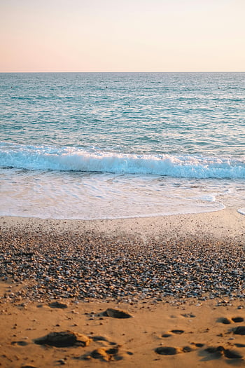 φωτογραφία στην παραλία, ήσυχη παραλία, απαλά κύματα, ζεστό ηλιοβασίλεμα, εικασίες χαλάρωσης, παραλία σκηνή, η λάμψη του ηλιοβασιλέματος, φωτογραφία τοπίου, παραλία ηλιοβασίλεμα, αμμουδιά, κύματα στον ωκεανό