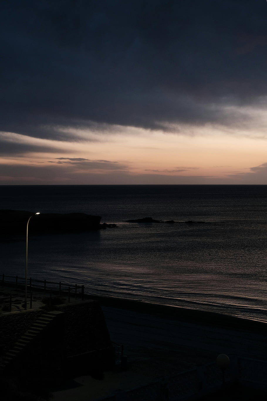 bouřkový mrak, pobřeží moře, západ slunce, dramatický západ slunce, oceán, Mraky temné bouře, Serene Shoreline, pláž, večerní obloze, pobřežní scéna, soumrak