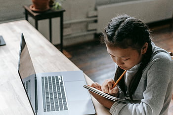fată etnică, laptop, Notepad, teme pentru acasă, tânără fată, concentrare, în interior, caiet, creion, studiu, educaţie