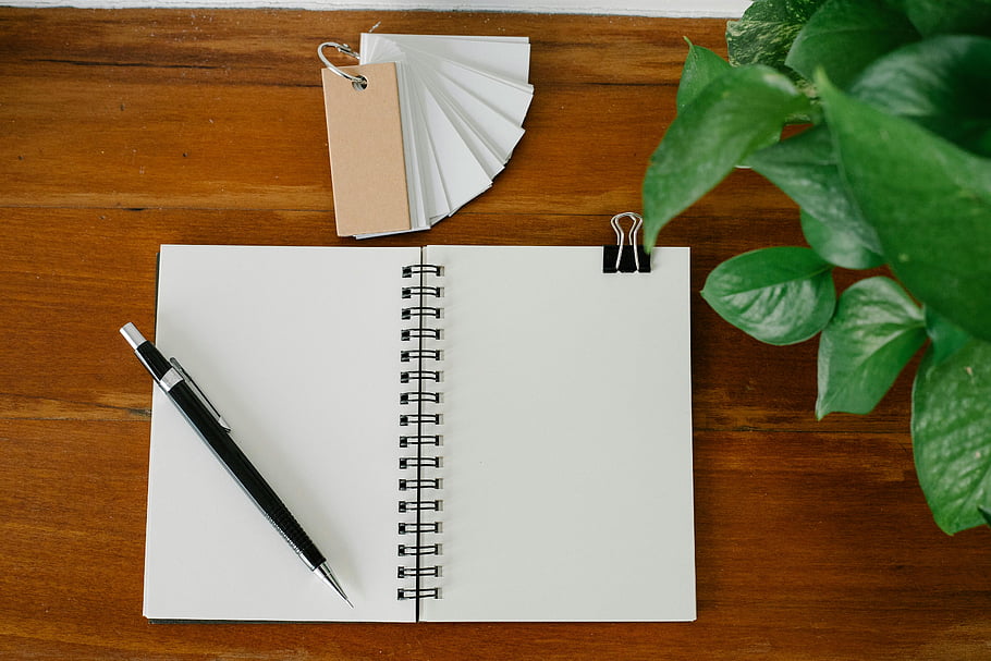 poznámkový blok, pero, tagy, rostlina, minimalistický pracovní prostor, ploché ležel, dřevěný stůl, notebook, kancelářské potřeby, nastavení stolu, Design pracovního prostoru