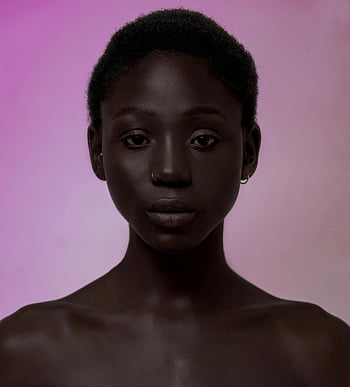 Žena bez košile, nosní kroužek, afro vlasy, růžové pozadí, studiový portrét, umělecká fotografie, Černá žena, holá ramena, krátké vlasy, portrétní fotografie, Nastavení studia