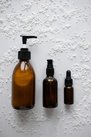 produk kosmetik, botol kaca, meja putih, Perawatan Kulit Minimalis, kecantikan yang canggih, set perawatan kulit, rutinitas kecantikan, botol kuning, topi hitam, latar belakang putih, kristal garam