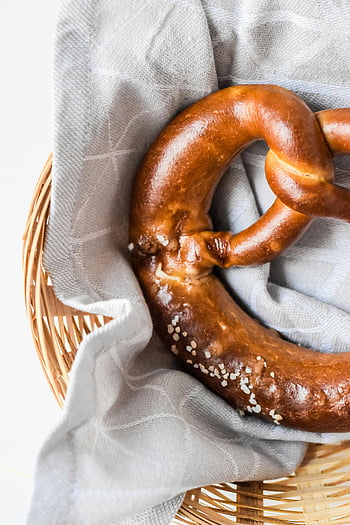 salatino, pretzel salato, cesto di vimini, lino grigio, temi da forno, avvicinamento, prodotti da forno, fotografia di cibo, Pretzel nel cestino, Display da forno, Snack pretzel