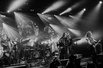 foto en escala de grises, banda masculina, amaestrado, luces de escenario, concierto, músicos, en blanco y negro, actuación en vivo, banda de rock, configuración de etapa, audiencia