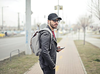 muž, černá kožená bunda, chytrý telefon, módní mladý muž, budapešť, rušná ulice, sluchátka, batoh, venkovní, městský život, městský styl