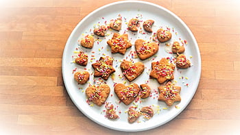 máslové sušenky, cookies, jídlo, sype, deska, vánoční cukroví, vánoční hvězdy, měsíců, srdce, jimmies, pečený