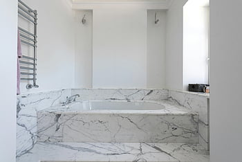 hvit keramisk badekar, marmorfinish gulv, marmorvegger, moderne bad, Luksuriøst marmorbadekar, kromarmaturer, marmor badekar, Moderne baderomsdesign, hvit marmor, bad inventar, marmorgulv